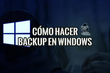 Logo de Windows junto a unas manos en un portátil, sobre cómo hacer una copia de seguridad en Windows 11 y 10