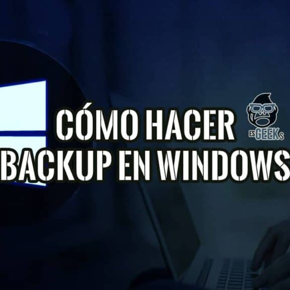 Logo de Windows junto a unas manos en un portátil, sobre cómo hacer una copia de seguridad en Windows 11 y 10