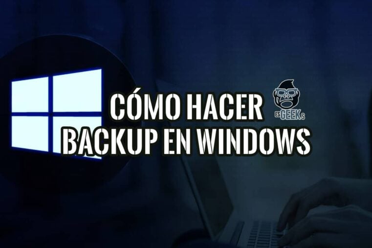Logo de Windows junto a unas manos en un portátil, sobre cómo hacer una copia de seguridad en Windows 11 y 10