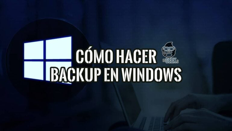 Logo de Windows junto a unas manos en un portátil, sobre cómo hacer una copia de seguridad en Windows 11 y 10