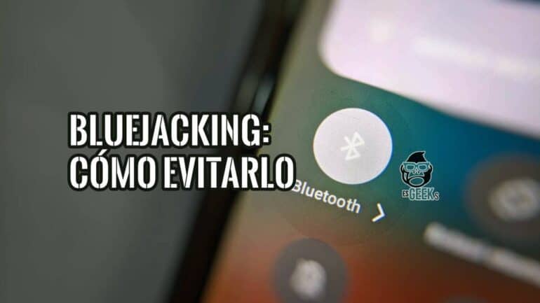Texto «Bluejacking: cómo evitarlo» junto al botón de Bluetooth del Centro de control de un iPhone
