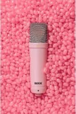 ⁦RØDE NT1 Signature Pink مايكروفون استوديو كلاسيكي بتقنية حديثة⁩ - الصورة ⁦3⁩