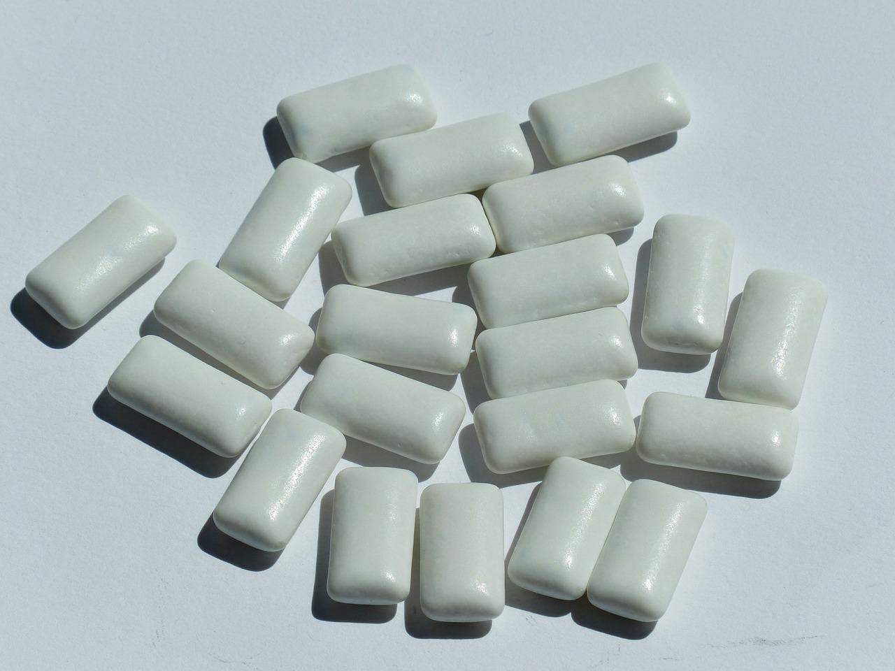 White gum laid out on a table