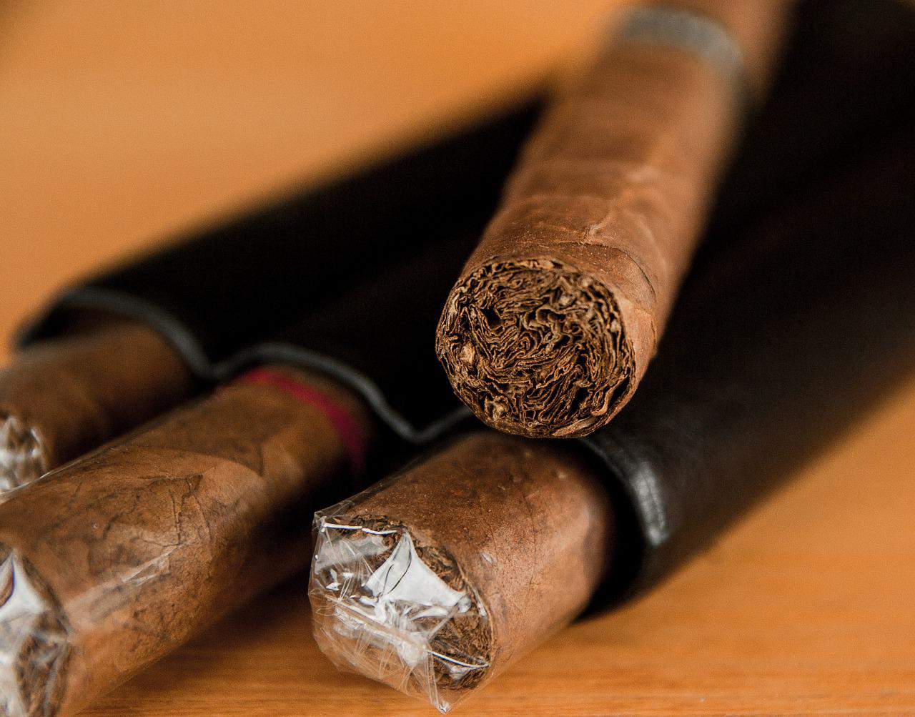 3 Cuban cigars in a black pouch