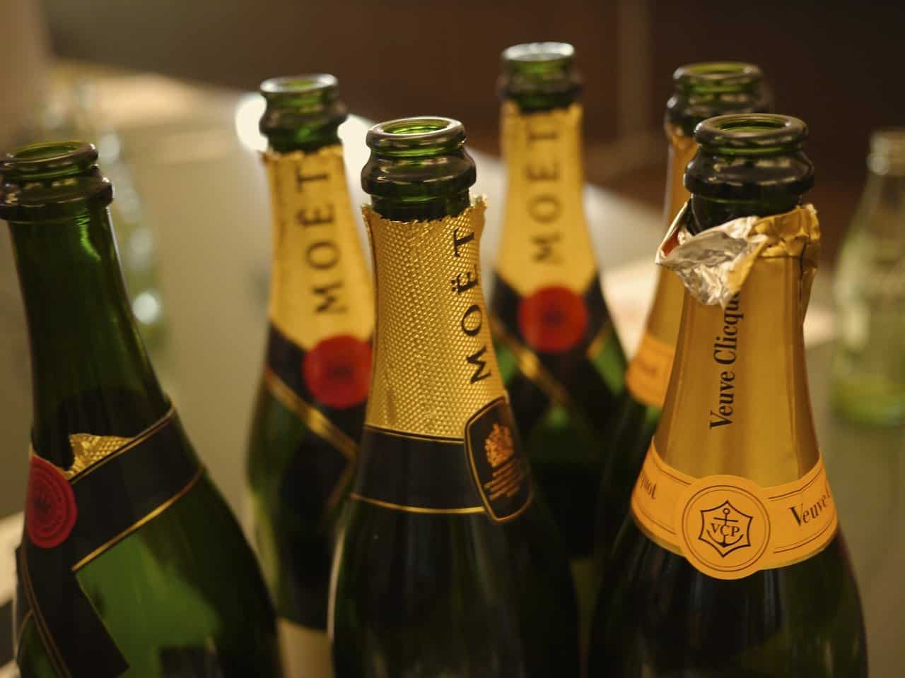 6 bottles of Moet champagne