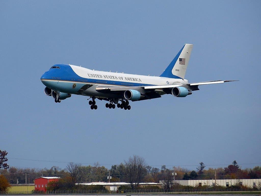 Air Force One approaching to land