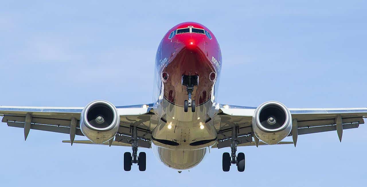 A front-on view of a plane flying in the sky