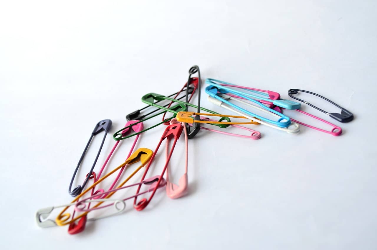 an assortment of safety pins in different colors