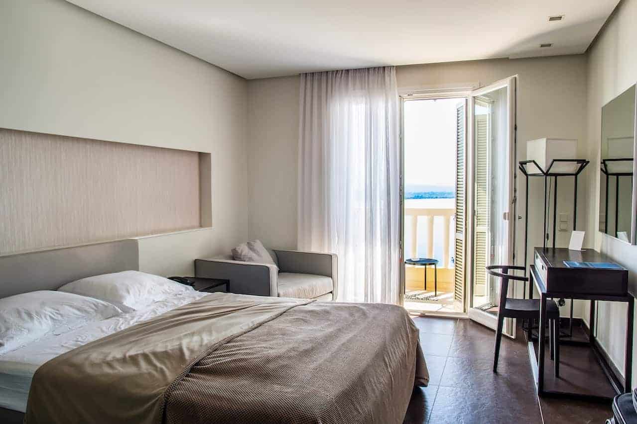 a hotel room that charges per room