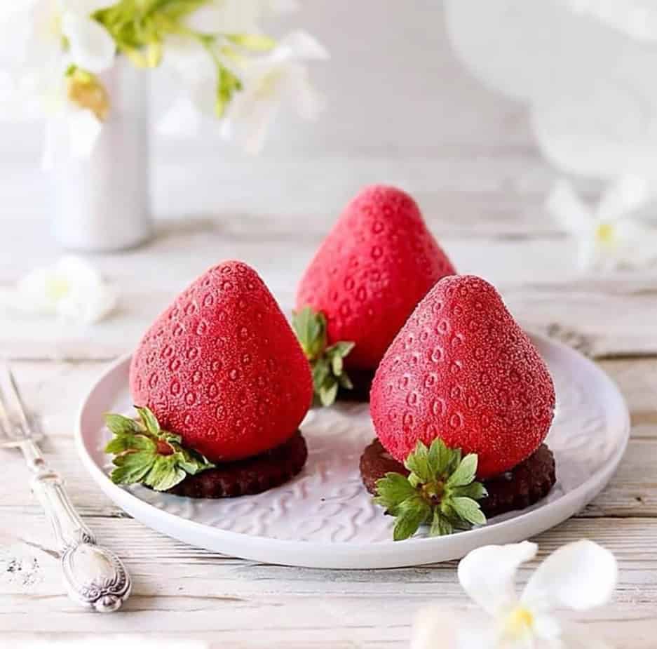 ⁦قالب فراوله كبير ( قطعه )⁩ - الصورة ⁦1⁩