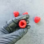 ⁦قالب توت احمر منقوش ٦ قطعه⁩ - الصورة ⁦5⁩