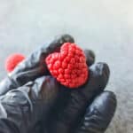 ⁦قالب توت احمر منقوش ٦ قطعه⁩ - الصورة ⁦2⁩