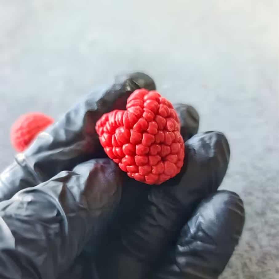 ⁦قالب توت احمر منقوش ٦ قطعه⁩ - الصورة ⁦2⁩