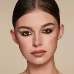 ⁦ماسكارة“بيور فوليوم” كبيرة الحجم بتركيبة مغذية من  كاترس⁩ - الصورة ⁦2⁩