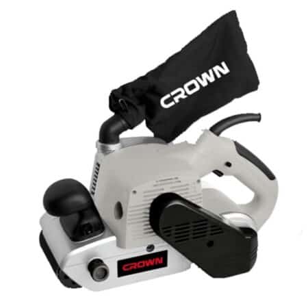 صنفرة دبابة CROWN CT13200 بقدرة 1200 وات وعرض سير 10 سم، مناسبة لصنفرة الأخشاب والمعادن وإزالة الدهانات والصدأ وتسوية الأسطح، وتوفر أداءً احترافيًا للاستخدام في الورش والمشروعات المختلفة.