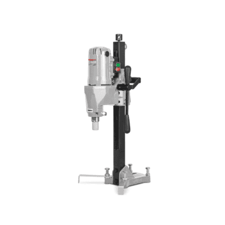 مثقاب خرسانة CROWN CT32028 بقدرة 2400 وات، يعمل بنظام التبريد بالماء، يدعم الحفر حتى قطر 205 مم باستخدام لقم الكور الماسية، بسرعة 750 دورة/دقيقة، مناسب لتخريم الخرسانة المسلحة والطوب والحجر في المشاريع الاحترافية وأعمال المقاولات.