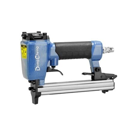 دباسة هواء DONG CHENG D03-1013J مقاس 1013 بضغط تشغيل 4 إلى 7 بار ومخزن 100 دبوس.