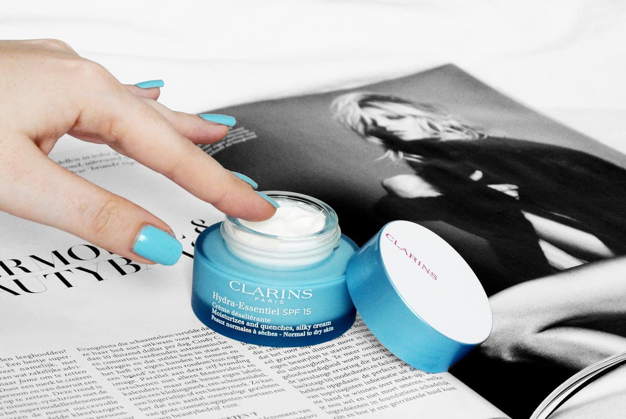 ⁦هيدرا إيسنشل سيلكي كريم نهاري مرطب SPF15 البشرة العادية إلى الجافة من كلارنس⁩ - الصورة ⁦1⁩