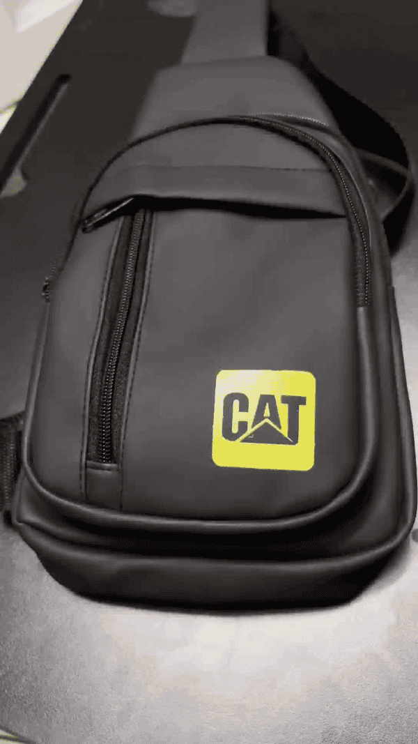 ⁦شنطه كروس cat وتر بروف مستورد⁩ - الصورة ⁦1⁩