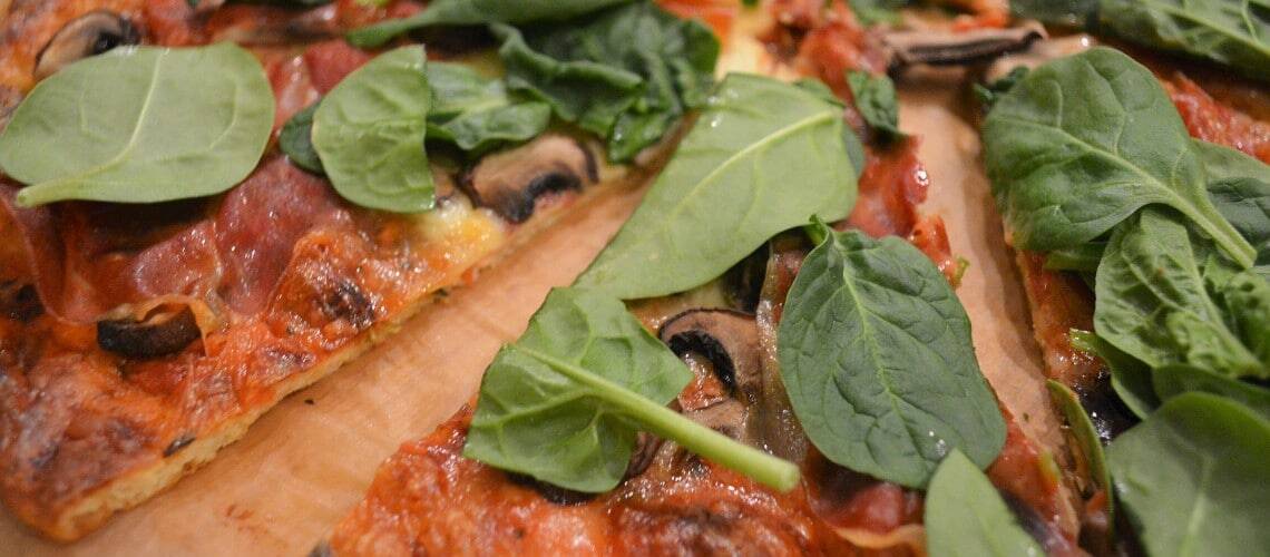 Pizza med lufttorkad skinka (pizzabotten utan nötmjöl)