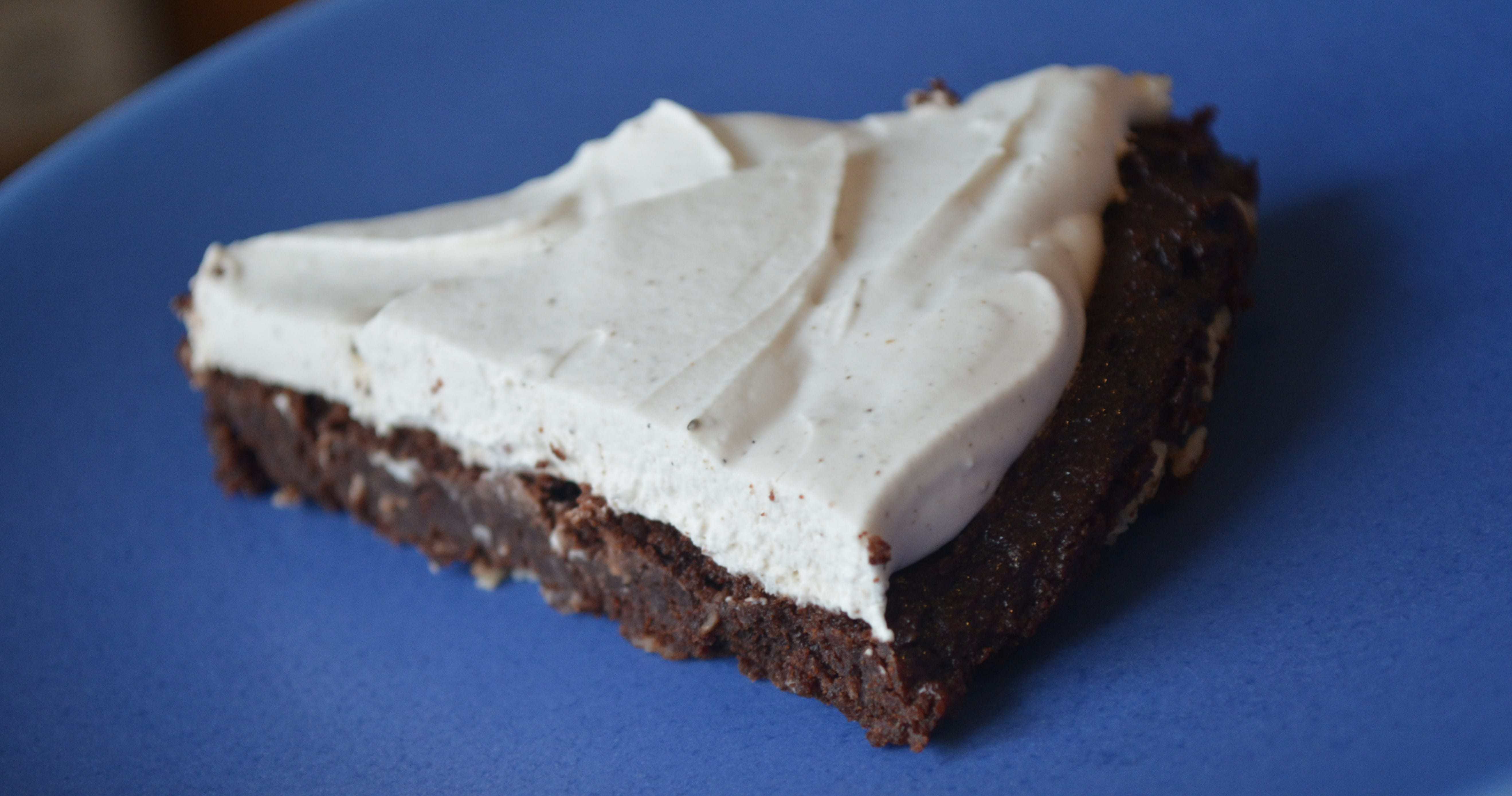 Vegansk kladdkaka med kokosgrädde (paleo)