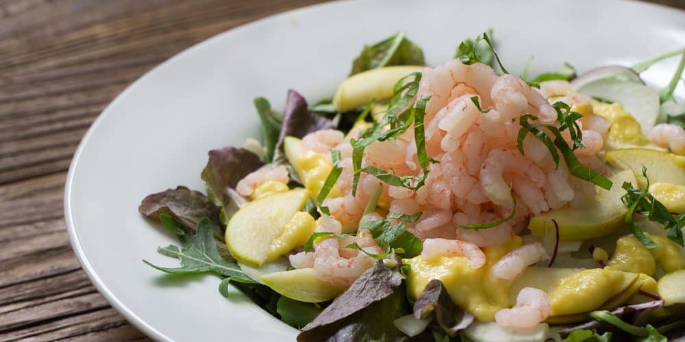 Sallad med räkor och mangosås