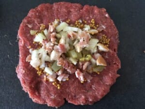 Ogóreczki i cebulka na mięsie mielonym