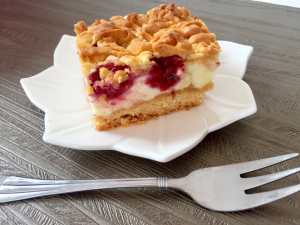 Placek z malinami i na budyniowej piance