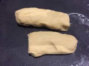 Ciasto na placek malinowy podzielone na dwie części