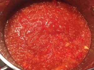 Koncentrat pomidorowy dodany do startej cukini