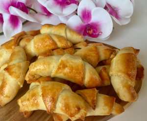 Rogaliki drożdżowe gotowe do podania – przepis krok po kroku