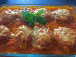 Makaron z mięsem w sosie pomidorowym