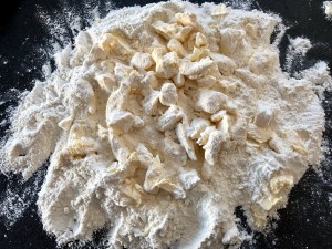 Przygotowanie kruchego ciasta do makowca na kruchym cieście