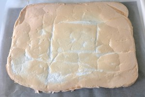 Beza zwijana z kremem i malinami - CA45DB6C 7131 436B B88F D5A4092BC2B0