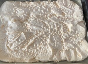 Beza zwijana z kremem i malinami - 93CA440D 86F2 4C40 BF56 EF6A493C06C0 scaled e1609237921247