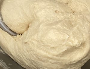 wyrabianie miękkiego ciasta drożdżowego robotem