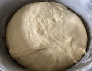 wyrastające ciasto drożdżowe pod przykryciem