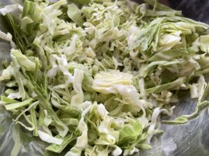 Chrupiąca surówka z młodej kapusty - 55AC4987 3697 46C2 AB37 671DA8F83BA4