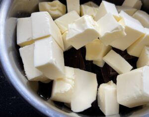 Ciasto czekoladowe z kremem karpatkowym i malinami - D1FB7A46 CE97 47FC A22A 498409B49A76 scaled e1701855057501