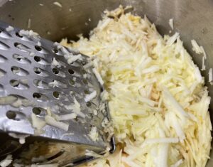 Słoneczna szarlotka z bezą - 88258EF4 C55C 4DF2 8D5F 0D91D2DBD38E