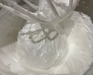 Torcik bezowy z owocami - 8E314D29 0A2F 4494 A0B4 A014727F410B