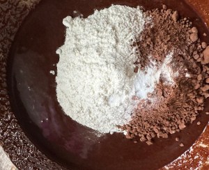 Ciasto czekoladowe z kremem karpatkowym i malinami - IMG 9964