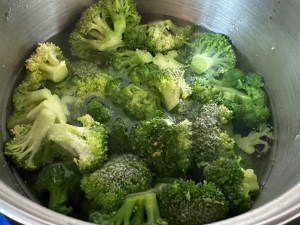 Sałatka makaronowa z brokułem i świeżym ogórkiem - IMG 8340