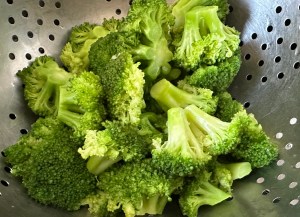 Sałatka makaronowa z brokułem i świeżym ogórkiem - IMG 8342