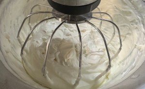 Torcik bezowo-jagodowy - IMG 2997