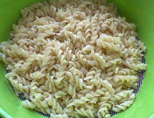 Sałatka makaronowa z brokułem i fajnym sosem - IMG 3575