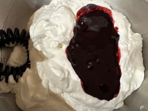 Serniczek Twix z musem jagodowym - IMG 3667