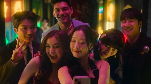 The friends gather for a selfie in XO, Kitty