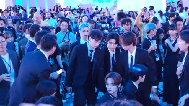 BTS in crowd at Samsung Unpacked