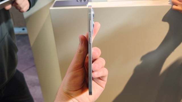 The Samsung Galaxy S25 Edge in the hand